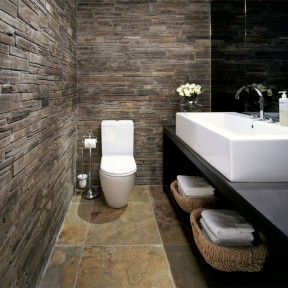 clipper_1320323245_fantastisch-toilet-contrast-ruwe-muur-glad-keramiek